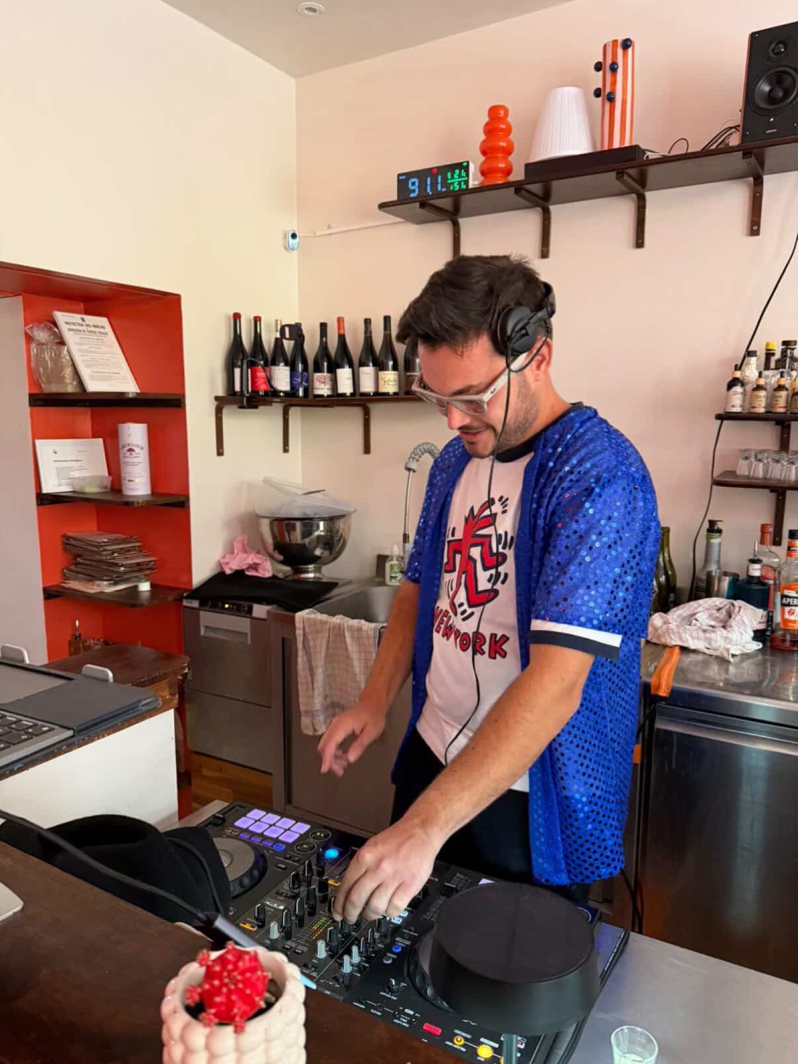 DJ set dans un bar parisien