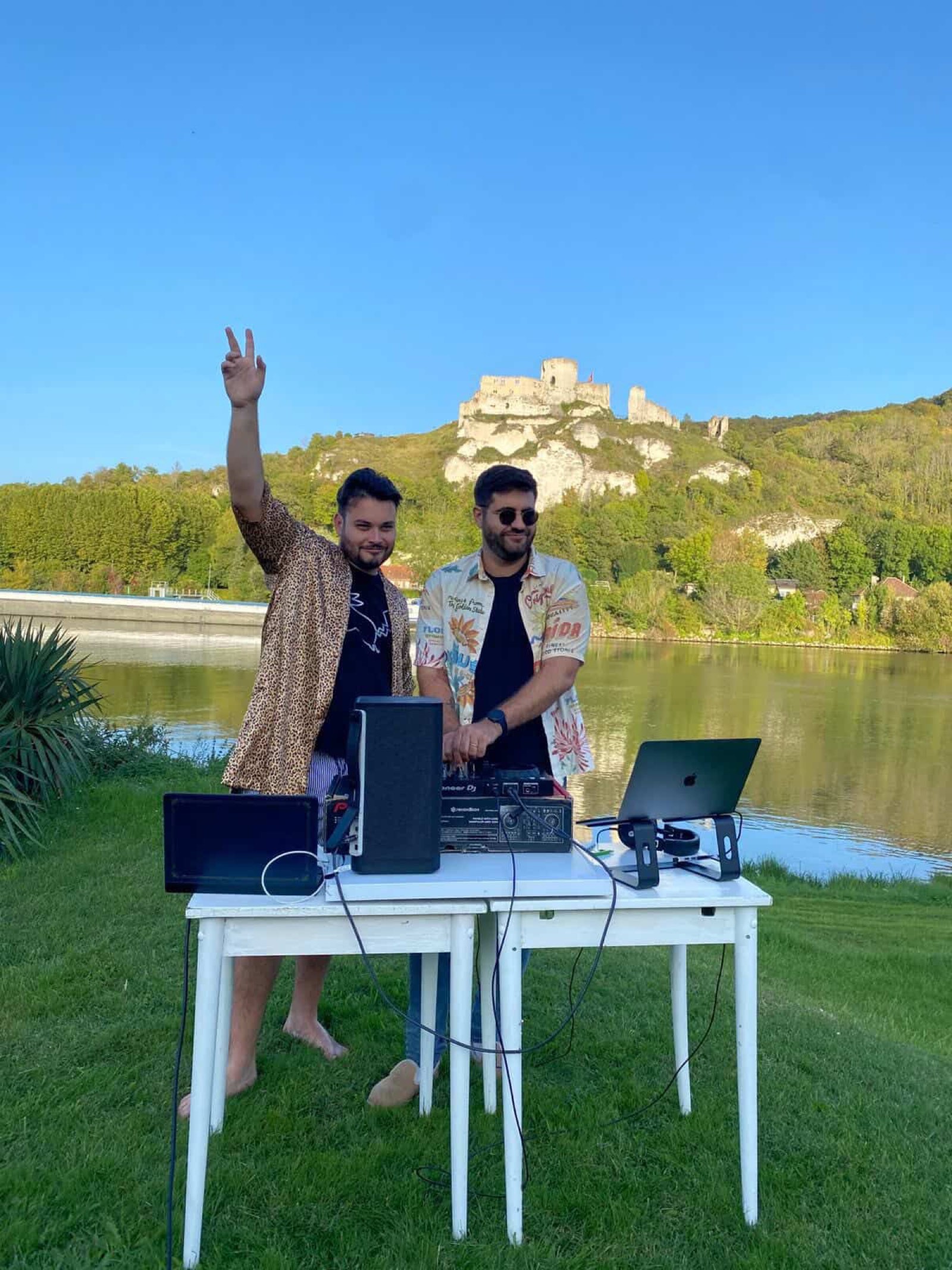 DJ set en plein air au bord de l'eau