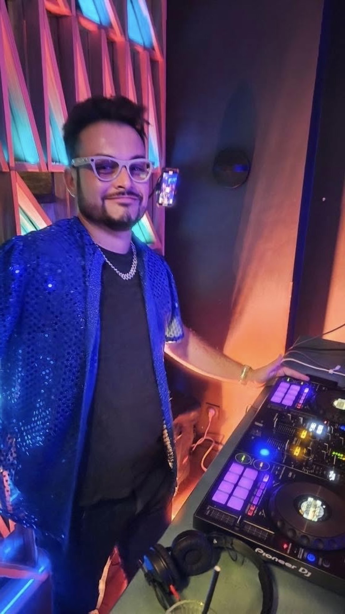 Ambiance néon en soirée privée